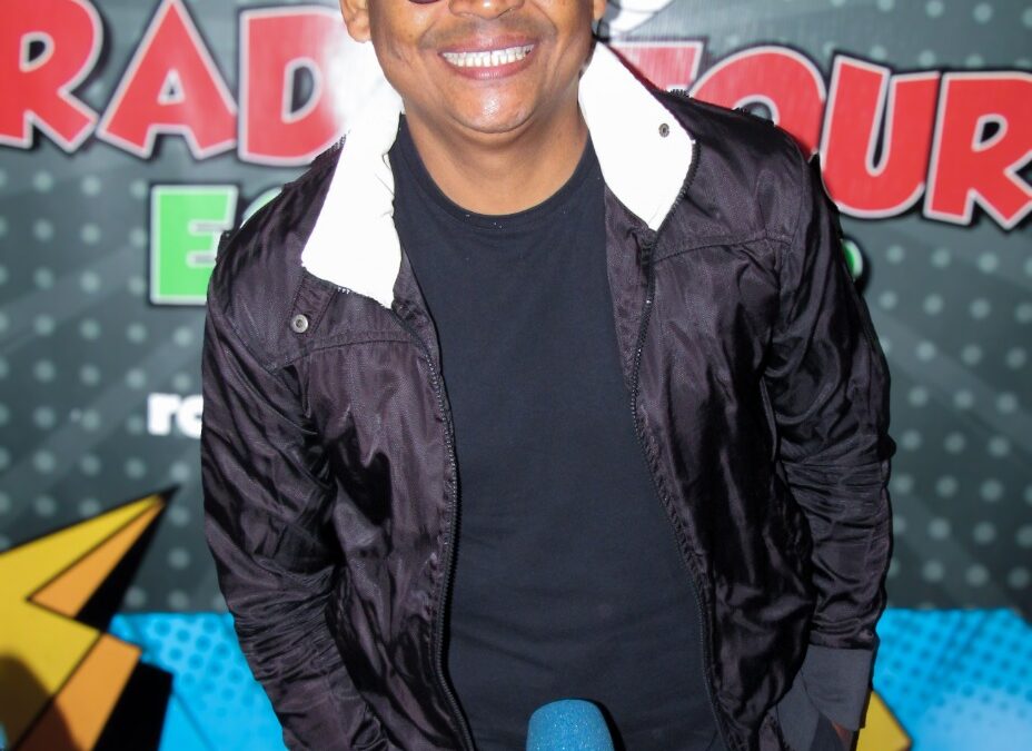 🎤 El gran salsero ecuatoriano, Joel La Clave, envía saludos e invita a escuchar su música en Radio Tour Ecuador… ¡la mejor radio! 📻🔥